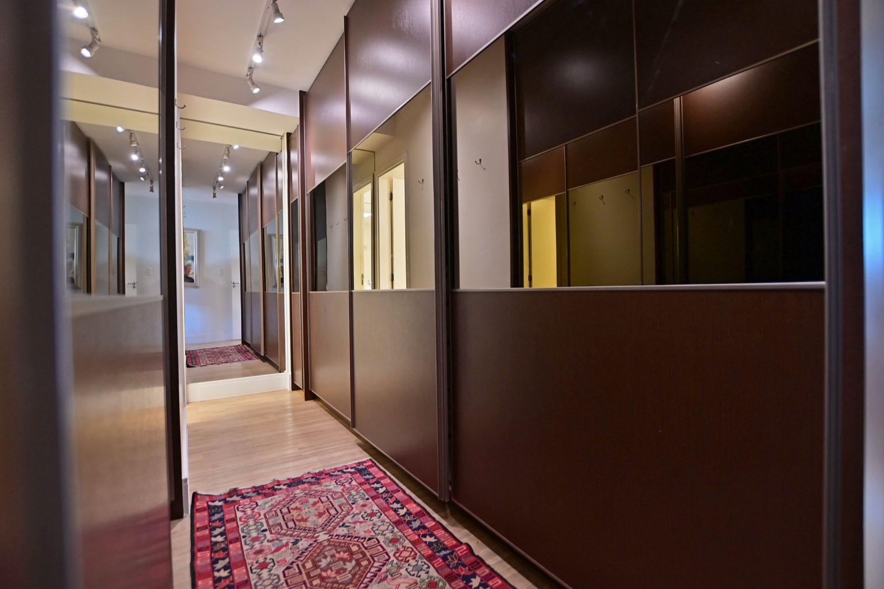 Closet com armários planejados e portas espelhadas